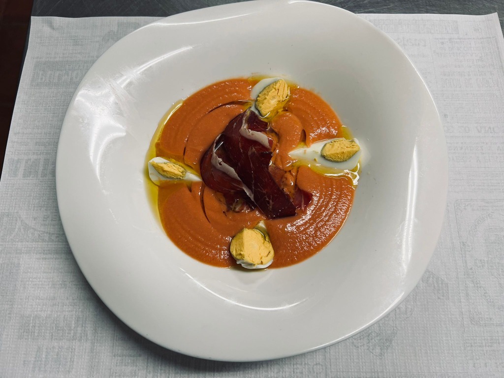 Salmorejo con jamón ibérico y huevos - Casa Armando
