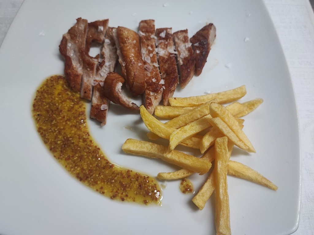 Oreja de cerdo a la parrilla - Plato tradicional Casa Armando